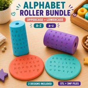 Pode incluir: Um conjunto de rolos do alfabeto com um cilindro azul com letras maiúsculas, um cilindro roxo com minúsculas, um disco laranja com maiúsculas e um disco azul-petróleo com minúsculas. O texto inclui ALPHABET ROLLER BUNDLE, UPPERCASE + LOWERCASE, A-Z, a-z, 2 DESIGNS INCLUDED e STL + 3MF FILES.