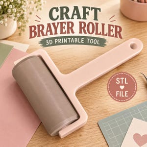 Puede incluir: Un rodillo de manualidades con mango rosa claro y un cilindro marrón. El texto CRAFT BRAYER ROLLER 3D PRINTABLE TOOL es visible sobre la herramienta, y una insignia circular con el texto STL FILE y un icono de corazón está a la derecha.