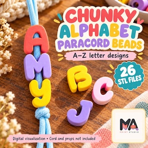 Könnte beinhalten: Klobige Alphabet-Paracord-Perlen mit A-Z-Buchstabendesigns. Das Bild zeigt 26 STL-Dateien, mit bunten Buchstabenperlen, die AMY auf einer hellblauen Schnur bilden, sowie lose gelbe, rosa und violette Buchstabenperlen auf einer Holzoberfläche.