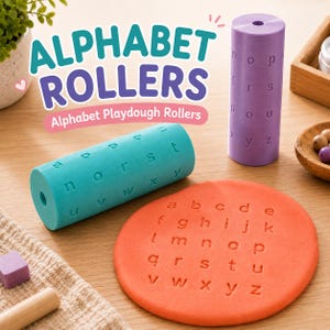 Puede incluir: Un juego de rodillos de alfabeto para plastilina, que incluye un rodillo horizontal color verde azulado, uno vertical morado y un disco naranja plano con el alfabeto en minúsculas grabado. El texto ALPHABET ROLLERS es visible en la imagen.