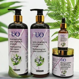 Op de afbeelding: Een set haarverzorgingsproducten, waaronder shampoo, conditioner, serum en een haarmasker. De flessen zijn donker met gouden accenten en zwarte pompen. Elk product heeft een label met de tekst "UO" en "Maintaining hair clean".