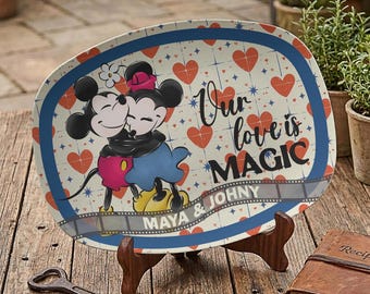 Gepersonaliseerde Disney-koppelschotel, Mickey en Minnie Mouse plastic schotel, Our Love is Magic-schotel, cadeau voor stel, huwelijkscadeau