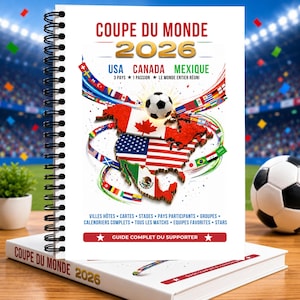 Peut inclure: Un cahier à spirales avec le texte "COUPE DU MONDE 2026" sur la couverture et la tranche. La couverture présente une carte de l'Amérique du Nord avec des drapeaux, un ballon de football et le texte "USA CANADA MEXIQUE". Le cahier est sur une surface en bois.