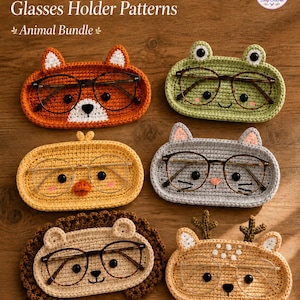 Puede incluir: Seis soportes ovalados de ganchillo para gafas con diseños de animales: zorro, rana, pollito, gato, erizo y ciervo. Cada soporte tiene ojos de cuentas negras y sostiene unas gafas. El texto dice: 6 Crochet Glasses Holder Patterns Animal Bundle.
