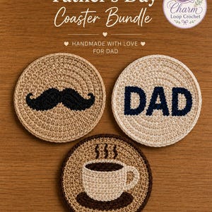 Peut inclure: Trois dessous de verre ronds au crochet avec le texte Father's Day Coaster Bundle. Un dessous de verre beige a une moustache noire, un crème porte le mot DAD en bleu marine, et un marron et beige affiche un motif de tasse de café.
