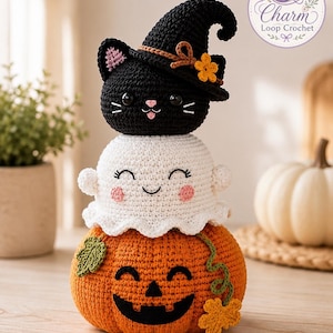 Peut inclure: Une décoration en crochet empilée composée d'une citrouille orange, d'un fantôme blanc au milieu et d'un chat noir portant un chapeau de sorcière au sommet. Le logo circulaire en haut à droite porte le texte Charm Loop Crochet.