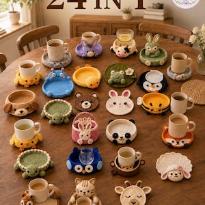 Puede incluir: Una colección de 24 posavasos y cestas pequeñas de ganchillo con temática animal, que incluye diseños como tortuga, oso, conejo, abeja y búho. Cada pieza está elaborada con hilo de colores, algunas sostienen tazas o vasos pequeños.