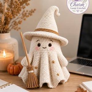 Può includere: Una statuetta di fantasma all'uncinetto color crema che indossa un cappello da strega a punta con una fascia marrone. Il fantasma ha occhi ricamati, un piccolo sorriso, guance rosa e tre piccole stelle marroni sul corpo. Tiene una scopa di filato.