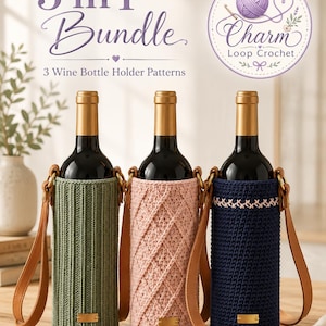 Może przedstawiać: Zestaw 3 w 1 zawierający 3 wzory na pokrowce na butelki wina z napisem 3 in 1 Bundle oraz Charm Loop Crochet. Trzy butelki wina umieszczone są w szydełkowych pokrowcach w kolorze szałwiowej zieleni, jasnego różu i granatu, z paskiem z beżowej skóry.