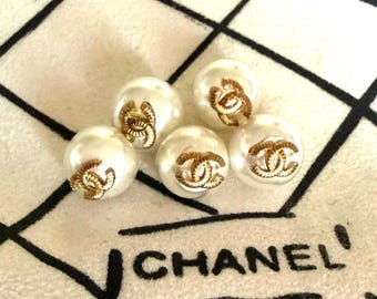 CHANEL 12mm Vintage Authentic White Pearl Gold Tone Metal CC Logo Button (Set of 5)