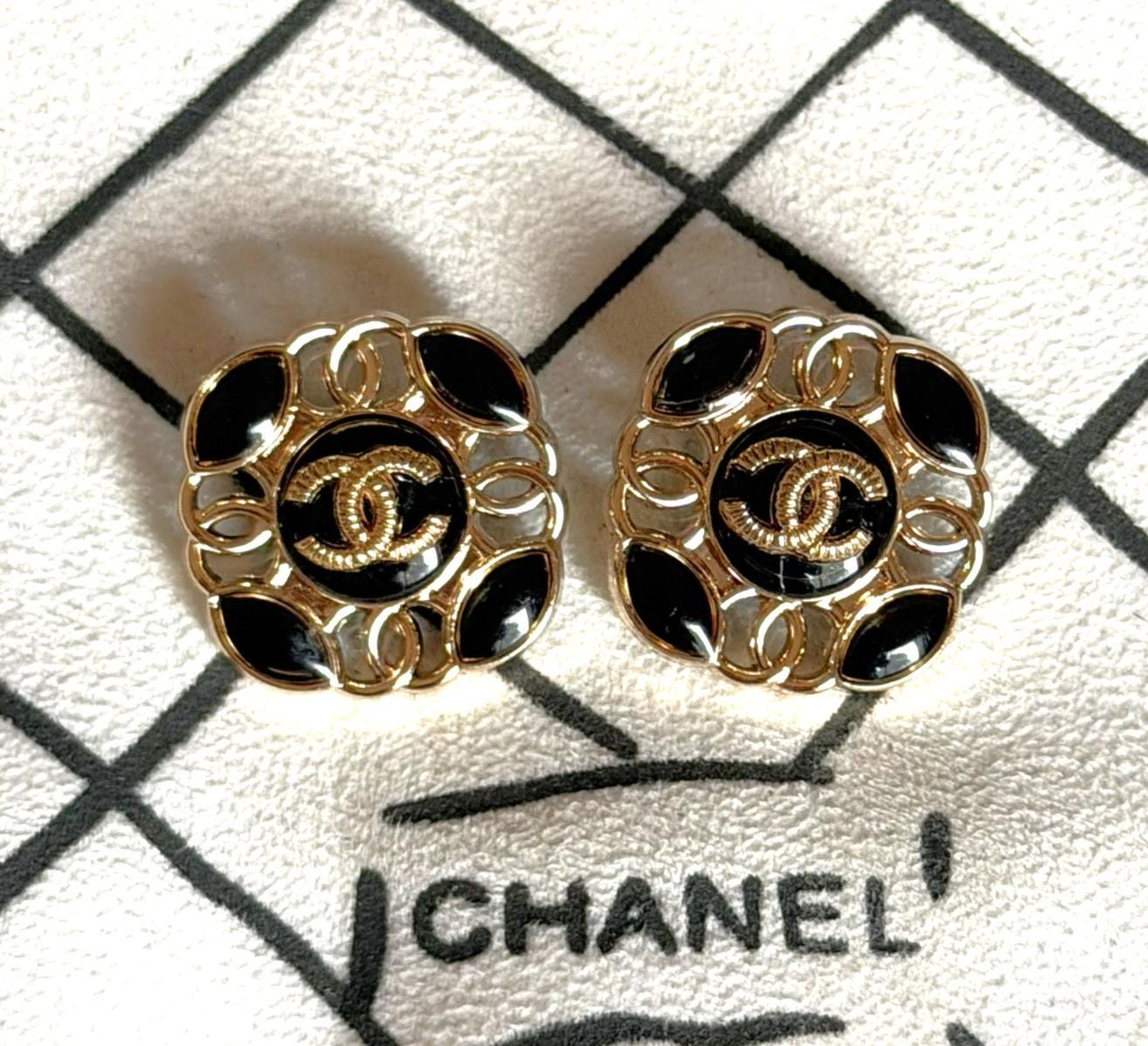 CHANEL Vintage Black Authentic Gold-tone Metal CC Logo Buttons