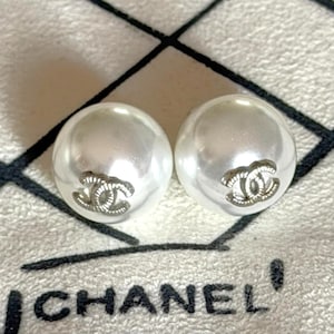 CHANEL Vintage Authentic White Pearl CC Logo Button 21/18mm (Set of 2)