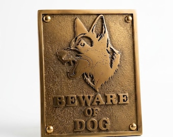 真鍮製の「犬に注意」サイン、ジャーマンシェパードの金属製ゲートプレート、フェンス用アンティーク真鍮警告サイン、屋外犬好きへのギフト装飾。