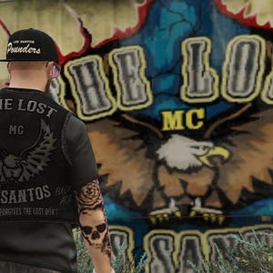Puede incluir: Una persona con un chaleco negro con "THE LOST MC" y "LOS SANTOS" impresos, con un gráfico de águila. El fondo presenta un mural con "THE LOST MC" y un diseño de águila.