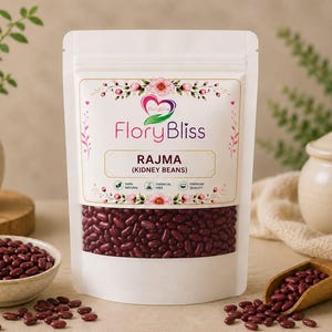 以下が含まれることがあります： FloryBlissのRajma（レッドキドニービーンズ）が入った白い袋。深紅色の豆が詰まっています。パッケージには花のアクセントと「100％ナチュラル」と「無化学物質」の文字があります。小さなボウルと木のスプーンにも豆が入っています。