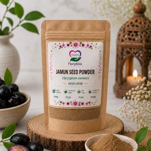 Może przedstawiać: Stojąca torebka z brązowego papieru pakowego zawierająca sproszkowane nasiona Jamun, z etykietą z logo Florybliss, napisem Syzygium cumini oraz Dried Herb. Etykieta zawiera kwiatowe akcenty, ikony naturalnych składników oraz różne ceny.