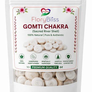 Puede incluir: Una bolsa blanca vertical que contiene conchas de río sagradas Gomti Chakra. La etiqueta presenta el texto FloryBliss, GOMTI CHAKRA, Sacred River Shell, 100% Natural, Pure & Authentic y Premium Quality, junto con iconos y detalles florales.