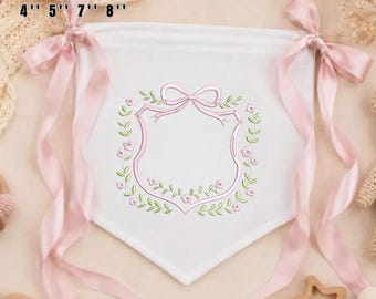 Baby Banner Stickerei, Willkommen Baby Schild Design, Blumenwappen Banner, Schleifenband Detail, personalisiertes Neugeborenen Geschenk, Kinderzimmer Dekor