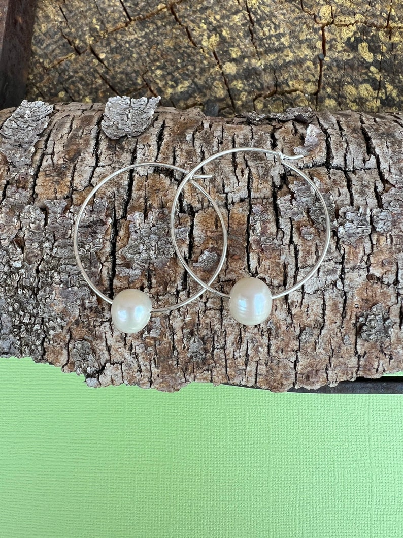 Floating pearl hoop earrings Clearance