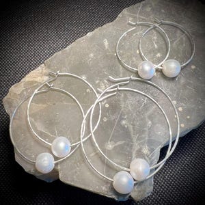 Hoop Floating Pearl Earrings, Minimalist Convertable, Lightly  Hammered Sterling Silver 20g Wire. Wedding earrings, boho #soulfuljewels #128
