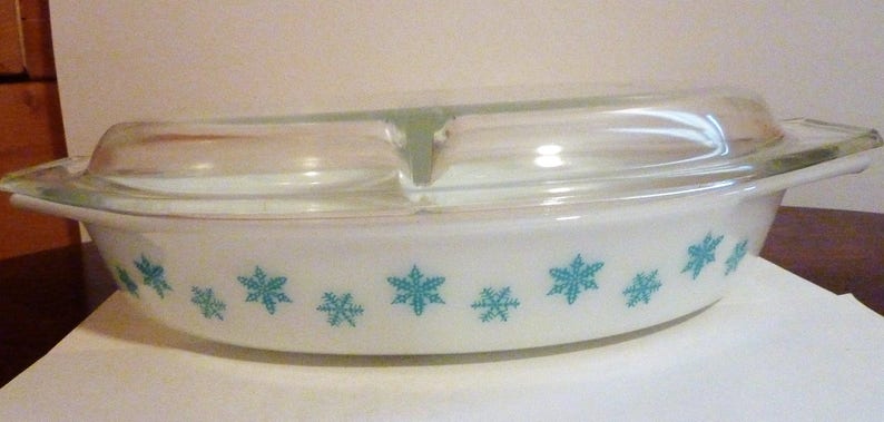 Vintage Pyrex Snowflake Divided Casserole Dish With Lid 1 5 Quart Size