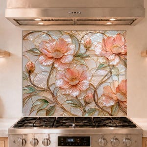 Könnte beinhalten: Eine Küchenrückwand mit einem Design im Buntglasstil, das große, hellrosa Blumen mit grünen Blättern und Stielen zeigt. Das Kunstwerk weist komplizierte, geschwungene Linien und durchscheinende Blütenblätter auf und befindet sich direkt hinter einem Edelstahlherd.