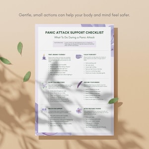 Puede incluir: Una hoja informativa blanca titulada Panic Attack Support Checklist con detalles florales morados. El texto ofrece pasos para gestionar ataques de p&aacute;nico, incluyendo secciones sobre recordatorios, calma corporal, respiraci&oacute;n y apoyo.