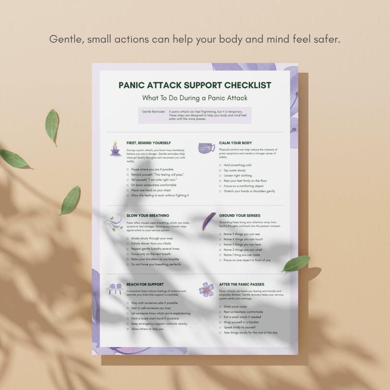 Puede incluir: Una hoja informativa blanca titulada Panic Attack Support Checklist con detalles florales morados. El texto ofrece pasos para gestionar ataques de p&aacute;nico, incluyendo secciones sobre recordatorios, calma corporal, respiraci&oacute;n y apoyo.