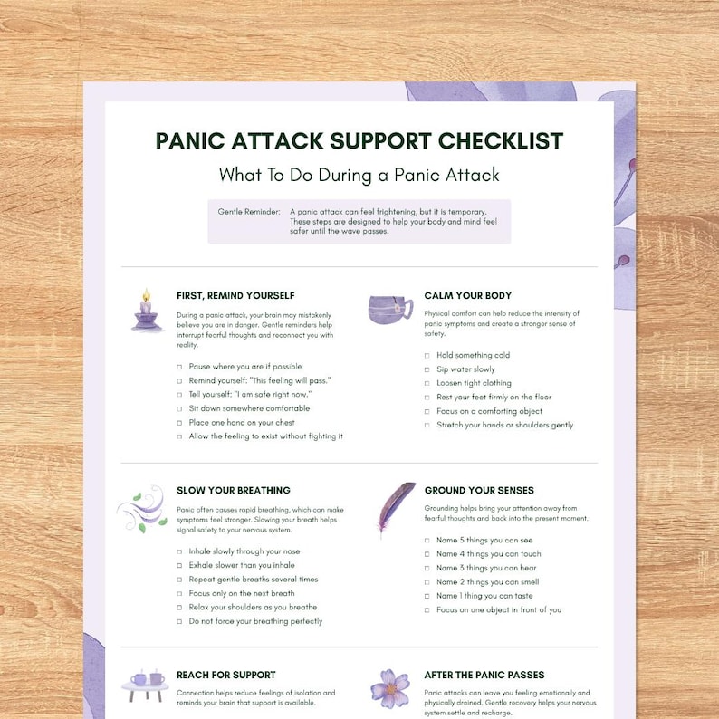 Puede incluir: Una lista de control informativa blanca titulada Panic Attack Support Checklist con detalles florales morados. El documento incluye secciones sobre recordatorios, calmar el cuerpo, ralentizar la respiraci&oacute;n, conectar con los sentidos y apoyo.