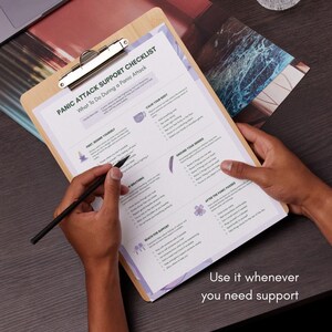 Puede incluir: Un portapapeles de madera clara con una hoja blanca titulada Panic Attack Support Checklist: What To Do During a Panic Attack. El documento incluye secciones sobre recordatorios, calma corporal, conexi&oacute;n con los sentidos, respiraci&oacute;n y apoyo.