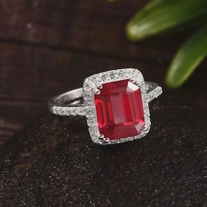 Anello di fidanzamento e proposta di matrimonio con rubino naturale taglio smeraldo da 4,00 carati e diamanti, in oro bianco 14 carati.