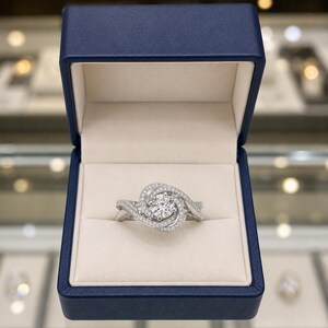 Rundslipad diamant, jubileums- och frieriring med 14 karat vitguld, 1,10 ct
