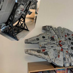 Puede incluir: Un modelo grande y detallado de bloques de construcción de plástico gris de una nave espacial con casco circular, cabina lateral y texturas de superficie mecánicas intrincadas, exhibido sobre un soporte negro en posición inclinada.