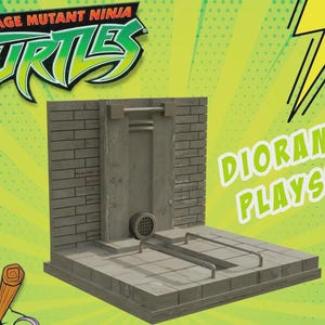 Op de afbeelding: Een Teenage Mutant Ninja Turtles diorama speelset met een grijze bakstenen muur als achtergrond, een centrale afvoer en een betegeld vloergedeelte met metalen leuningen. De set bevat de tekst Teenage Mutant Ninja Turtles en Diorama Playset.