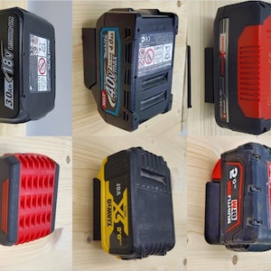 Puede incluir: Una colección de baterías para herramientas eléctricas, incluidas las marcas Makita, DeWalt y Milwaukee, montadas en soportes negros. Las baterías varían en tamaño y color, con carcasas negras, rojas y amarillas. La imagen muestra los voltios y amperios-hora.