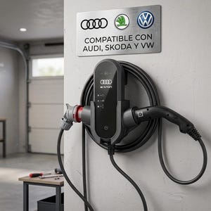 Pode incluir: Uma estação de carregamento de veículos elétricos preta montada na parede com um cabo enrolado e uma ficha. Acima do carregador está uma placa de metal com os logótipos da Audi, Skoda e Volkswagen e o texto COMPATIBLE CON AUDI, SKODA Y VW.