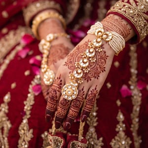 Kundan Hathphool Handgeschirr – Perlen-Brautschmuck, ethnischer Kundan-Perlen-Handschmuck, goldfarbener Hochzeitsschmuck, Braut-Handschmuck