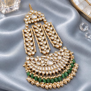 Kundan Passa Jhoomar con cuentas verdes, tocado nupcial de perlas y oro, accesorio para bodas indias