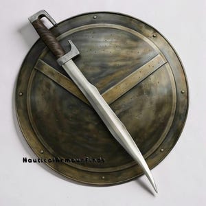 Conjunto de escudo y espada espartanos: réplica de latón envejecido para LARP (juego de rol en vivo).