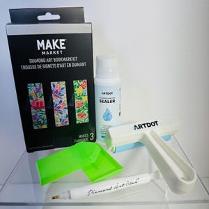 Könnte beinhalten: Ein Make Market Diamond Art Lesezeichen-Set, eine Flasche ArtDot Diamond Painting Versiegler, eine weiße ArtDot Rolle, ein weißer Diamond Art Club Applikatorstift und zwei hellgrüne Kunststoffschalen für Diamond Painting Zubehör.