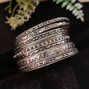 Set di bracciali rigidi in argento sterling ossidato – 8 pezzi, impilabili, con motivi floreali e tribali