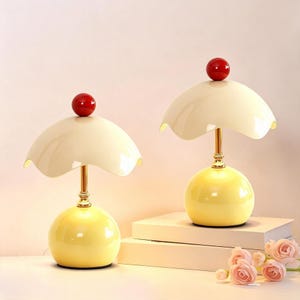 Lámpara de mesa color crema con acabado mate, lámpara de noche vintage con forma de seta, lámpara de escritorio LED regulable de 3 colores, lámpara de estilo francés con tapa de cerezo para la decoración del dormitorio.