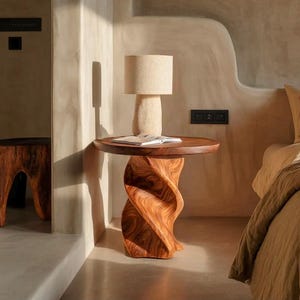 Mesa auxiliar única de madera moderna, escultural, orgánica y retorcida.