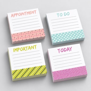 Peut inclure: Quatre blocs de notes adhésives carrés avec du papier blanc, des lignes horizontales noires et des en-têtes colorés. Les blocs portent le texte APPOINTMENT en rose, TO DO en bleu, IMPORTANT en jaune et TODAY en rose, avec des bordures à motifs.