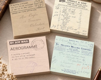 Op de afbeelding: Vier vierkante papieren memoblokken met vintage ontwerpen. Twee blokken tonen air mail en aerogramme tekst met poststempels, terwijl de andere twee antieke bedrijfsfacturen van Lindsay & Vest en St. Helen's Milling Company weergeven.