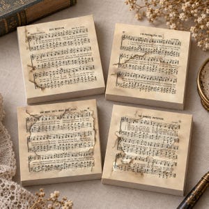 Könnte beinhalten: Vier quadratische Papierblöcke mit Notenblatt-Drucken im Vintage-Stil und abgenutzten, verbrannten Kanten. Jeder Block zeigt verschiedene Titel, darunter Our Mission, I'm Praying For You, One More Day's Work For Jesus und The Sinner's Invitation.