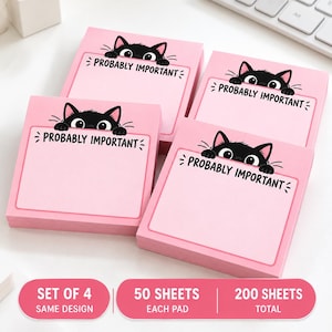 Op de afbeelding: Een set van vier vierkante roze memoblokjes, elk met een zwarte kat die over de bovenrand kijkt. De tekst PROBABLY IMPORTANT staat in het zwart boven het schrijfgedeelte gedrukt. Elk blokje bevat 50 vellen, in totaal 200 vellen in de set.