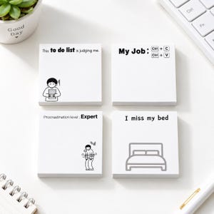 Könnte beinhalten: Vier quadratische, weiße Haftnotizblöcke mit schwarzem Text und Illustrationen. Die Notizen enthalten Sätze wie This to do list is judging me, My Job: Ctrl+C Ctrl+V, Procrastination level: Expert und I miss my bed mit einem Bettsymbol.