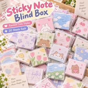Puede incluir: Una colección de blocs de notas adhesivas cuadrados en envoltorios de plástico transparente, cada uno con ilustraciones pastel de animales, flores, frutas y nubes, con el texto Sticky Note Blind Box, Random Cute Styles y 20 Sheets Each.