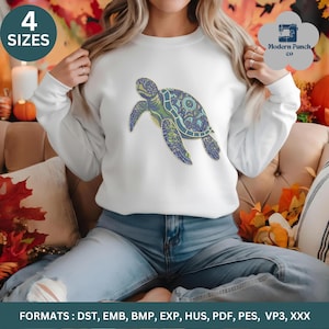 Könnte beinhalten: Weißes Sweatshirt mit einem detaillierten Seeschildkröten-Design in Blau- und Grüntönen. Das Design befindet sich mittig auf der Vorderseite des langärmeligen Oberteils. Der Text "4 SIZES" befindet sich in einem blauen Kreis oben links. Der Text "Modern Punch Co" befindet sich oben rechts.